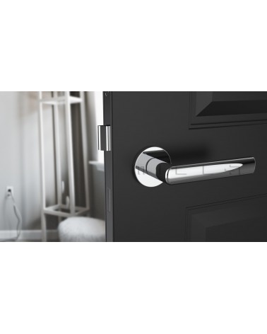 Poignée de porte chrome poli SILENA quincaillerie design vue de face montée sur une porte