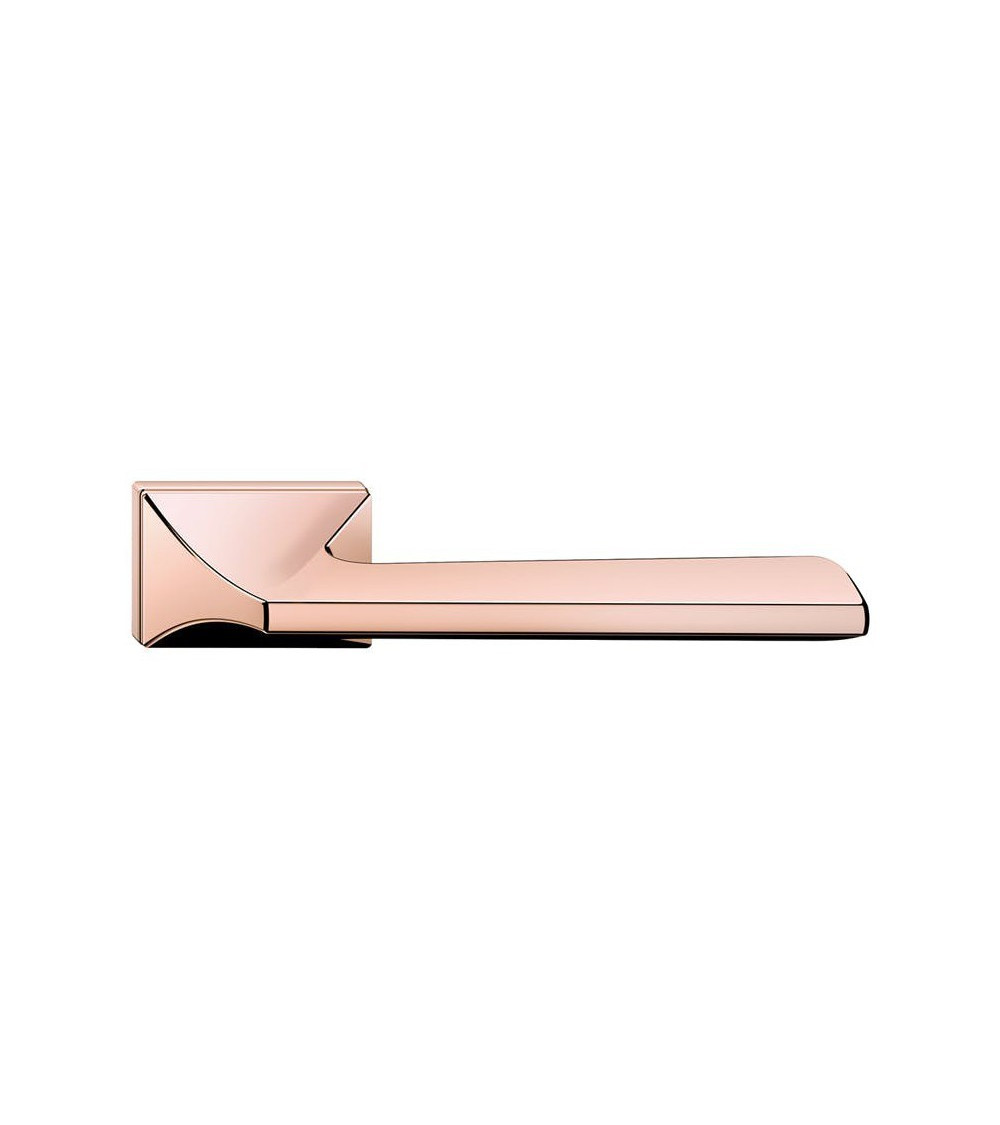 Poignée de porte intérieure élégante et contemporaine en cuivre roséesur une plaque cachée et rectangulaire