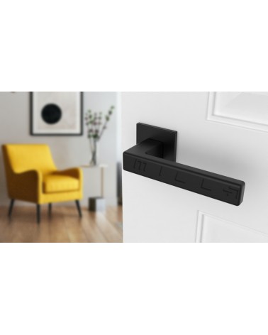 Poignée de porte perle noire TILLIA porte intérieure design vue inclinée montée sur une porte