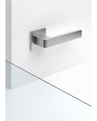 Poignée de porte Mandelli Lario poignée design couleur 2 montée sur une porte