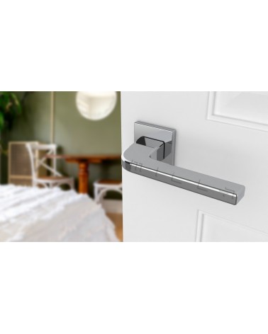 Poignée de porte style moderne ISMENA poignée design vue inclinée montée sur une porte