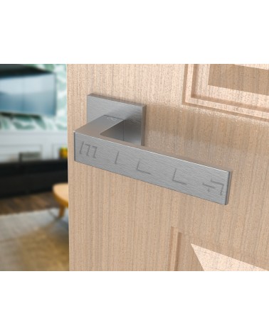 Poignée de porte chrome brossé Apollo poignée design vue inclinée montée sur une porte