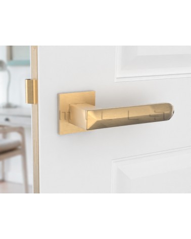 Poignée de porte or mat BOHEMA sur une porte blanche, vue de coté gauche