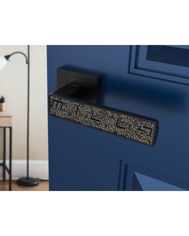 Poignée de porte tendance GLAMOUR quincaillerie design vue inclinée montée sur une porte