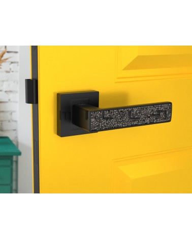 Poignée de porte tendance GLAMOUR quincaillerie design vue de face montée sur une porte
