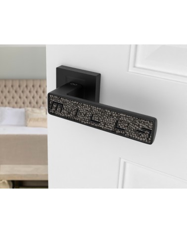Poignée de porte tendance GLAMOUR quincaillerie design vue de haut montée sur une porte 1