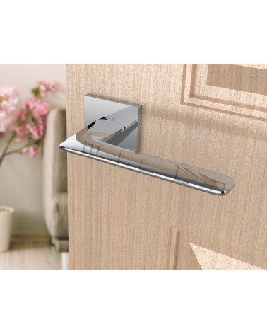 Poignée de porte line GIULIA poignée design couleur 1 vue de haut inclinée montée sur une porte