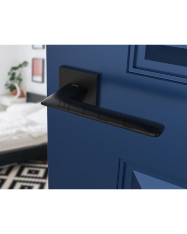 Poignée de porte noire line GIULIA poignée design vue de haut inclinée montée sur une porte