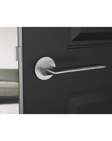 Poignée de porte en zamak Line GIULIA poignée design couleur 2 vue de face montée sur une porte entrouverte