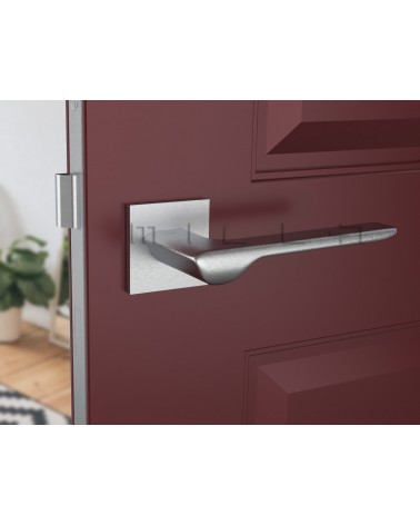 Poignée de porte chrome brossé LIGNE poignée design vue de face montée sur une porte