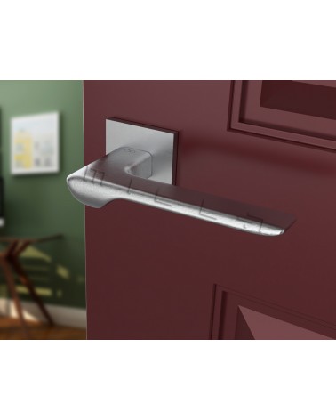 Poignée de porte moderne LIGNE poignée design vue inclinée montée sur une porte
