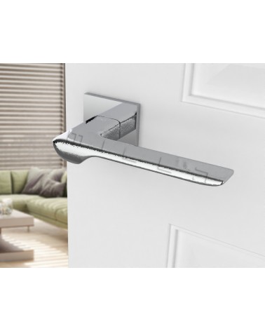 Poignée de porte chrome poli LIGNE poignée design vue inclinée montée sur une porte