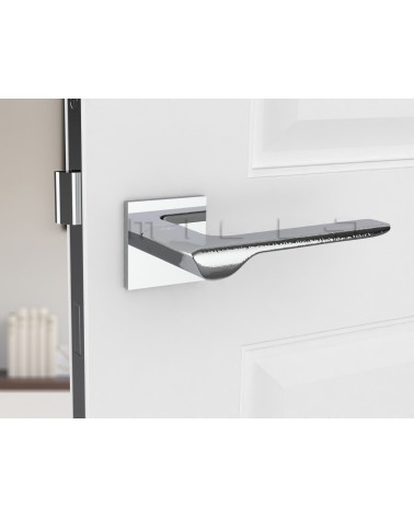 Poignée de porte chrome poli LIGNE poignée design vue de face montée sur une porte