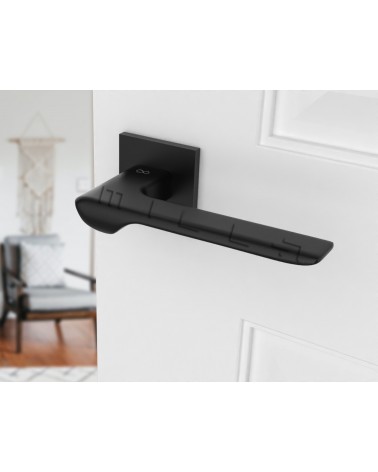 Poignée de porte noire LIGNE poignée design vue inclinée montée sur une porte