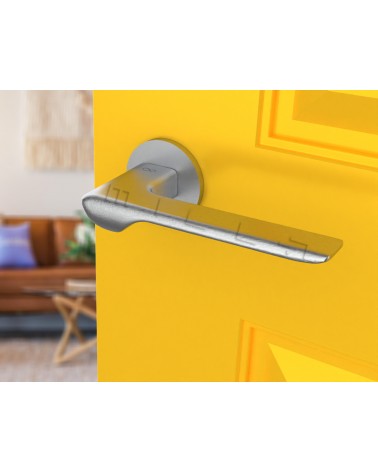 Poignée de porte chrome brossé LIGNE poignée design vue inclinée montée sur une porte