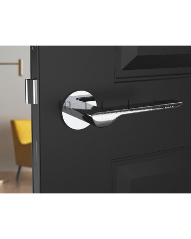 Poignée de porte chrome poli LIGNE poignée design vue de face montée sur une porte