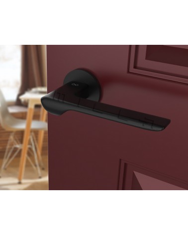 Poignée de porte noire LIGNE poignée design vue inclinée montée sur une porte
