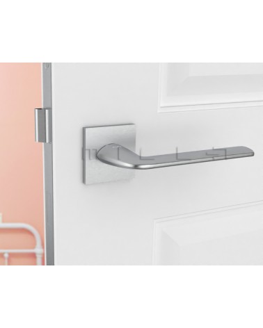 Poignée de porte chrome brossé STINGER poignée design vue de face montée sur une porte