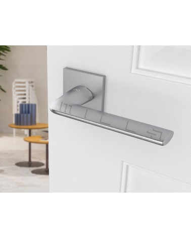 Poignée de porte chrome brossé STINGER poignée design vue inclinée montée sur une porte