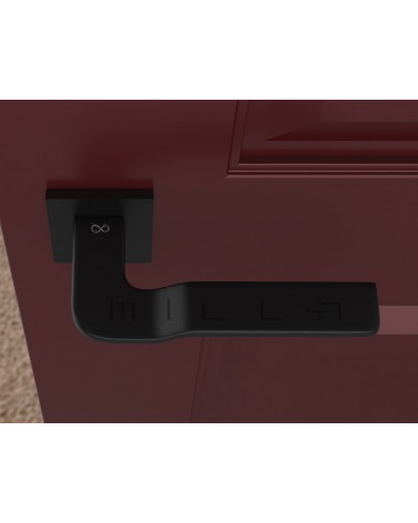 Poignée de porte noire LINE BALI poignée design montée sur une porte 1