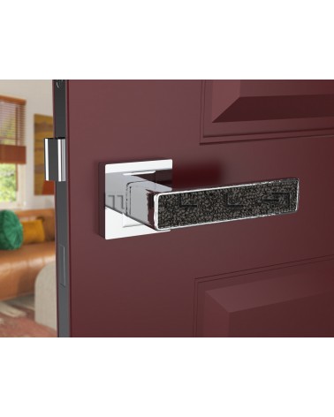 Poignée de porte chrome poli GLAMOUR quincaillerie design vue de face montée sur une porte