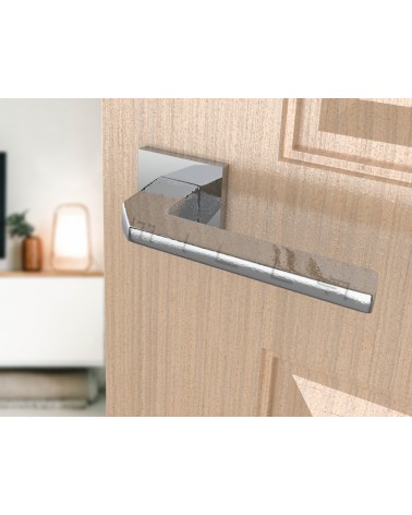 Poignée de porte chrome poli ETNA quincaillerie design vue inclinée montée sur une porte