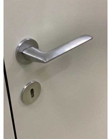 Poignée de porte chrome brossé Line GIULIA  poignée design vue de bas montée sur une porte