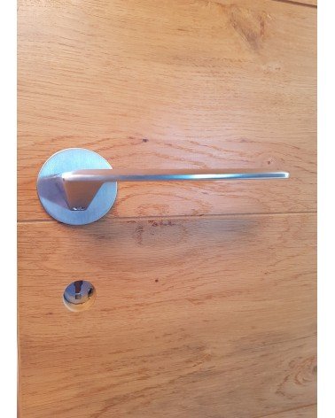 Poignée de porte chrome brossé Line GIULIA  poignée design vue de face montée sur une porte