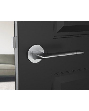 Poignée de porte chrome brossé Line GIULIA  poignée design vue de face montée sur une porte ouverte