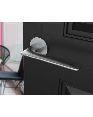 Poignée de porte chrome brossé Line GIULIA  poignée design vue de haut inclinée montée sur une porte