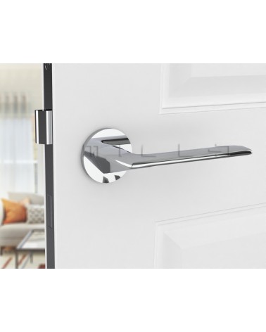 Poignée de porte chrome poli Line GIULIA poignée design vue de face montée sur une porte