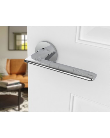 Poignée de porte chrome poli Line GIULIA poignée design vue de haut inclinée montée sur une porte
