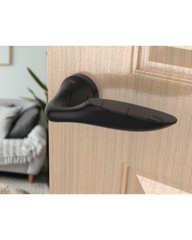 Poignée de porte noire DOUCE poignée design vue de face montée sur une porte ouverte