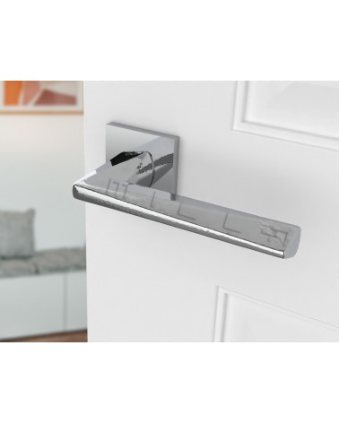 Poignée de porte moderne DIAMANT poignée design vue inclinée montée sur une porte