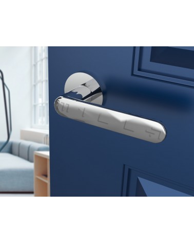 Poignée de porte chrome poli Line Vénus poignée design montée sur une porte entrouverte
