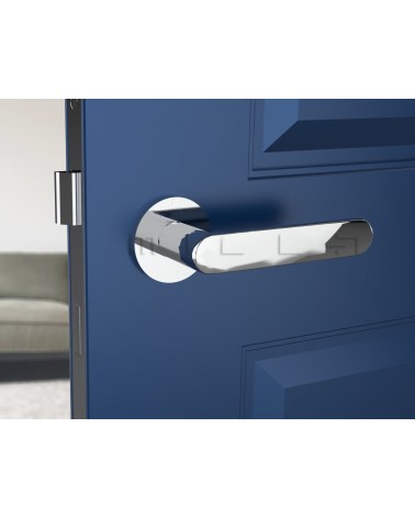 Poignée de porte chrome poli Line Vénus poignée design vue inclinée montée sur une porte