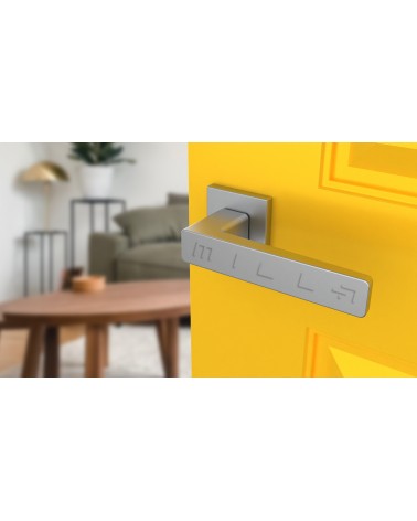 Poignée de porte sur plaque carrée ERICA quincaillerie design couleur 2 vue de haut inclinée montée sur une porte