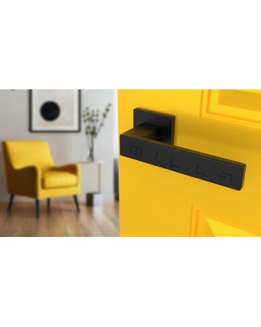 Poignée de porte sur plaque carrée PINA poignée design couleur 2 vue de haut inclinée montée sur une porte