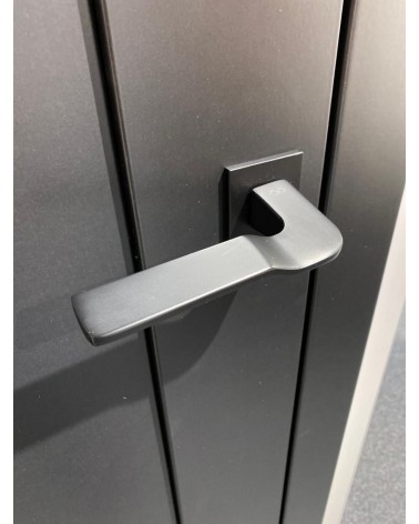 Poignée de Porte sur plaque carrée LINE BALI design couleur 1 sur une porte 1