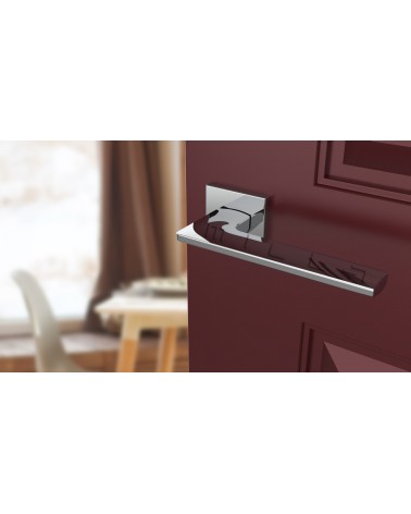 Poignée de porte en zamak LUNARIA poignée design couleur 2 vue de haut inclinée montée sur une porte