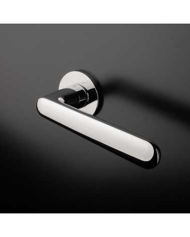 Poignée de porte en zamak ARIA poignée design couleur 4 montée sur une porte