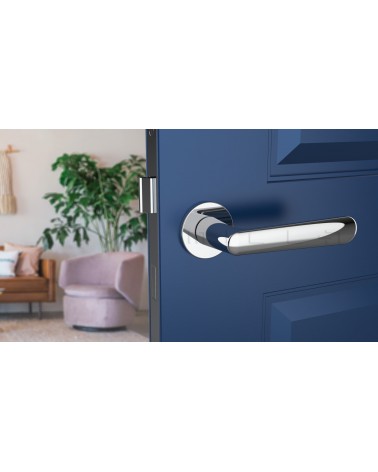 Poignée de porte en zamak ARIA poignée design couleur 4 montée sur une porte ouverte