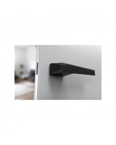 Poignée de porte futuriste Prisme quincaillerie design montée sur une porte entrouverte