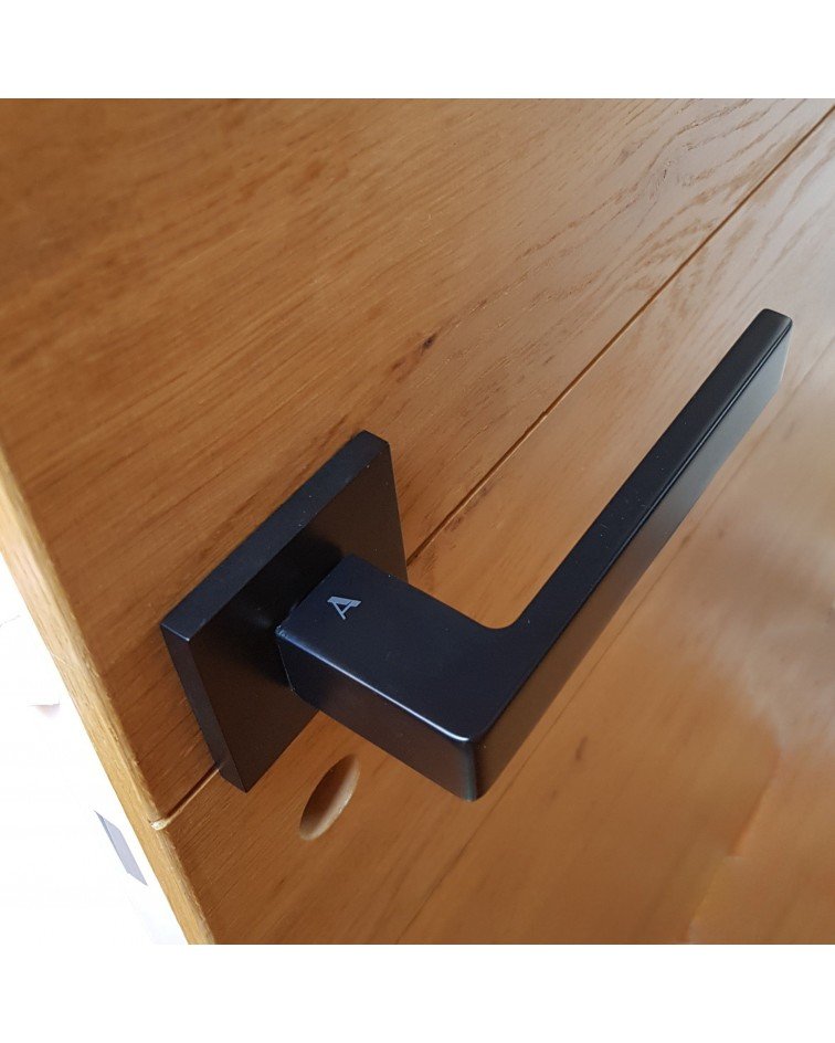 Poignée de porte en zamak SULLA poignée design montée sur une porte motif bois