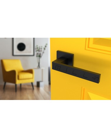 Poignée de porte en zamak SULLA poignée design couleur 2 vue de haut inclinée montée sur une porte