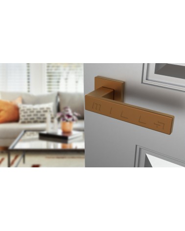 Poignée de porte en zamak PINA poignée design vue de haut inclinée montée sur une porte