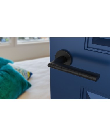 Poignée de porte en zamak KALMIA poignée design vue de haut inclinée montée sur une porte