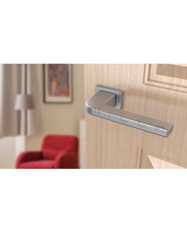 Poignée de porte matière zamak ISMENA poignée design vue de haut inclinée montée sur une porte