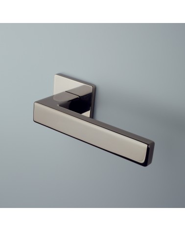 Poignée de porte en zamak TILLIA poignée design montée sur une porte