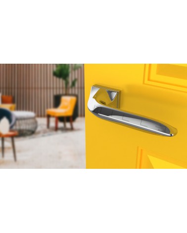 Poignée de porte sur plaque cachée GLADIOLA poignée design couleur 3 vue de haut inclinée montée sur une porte